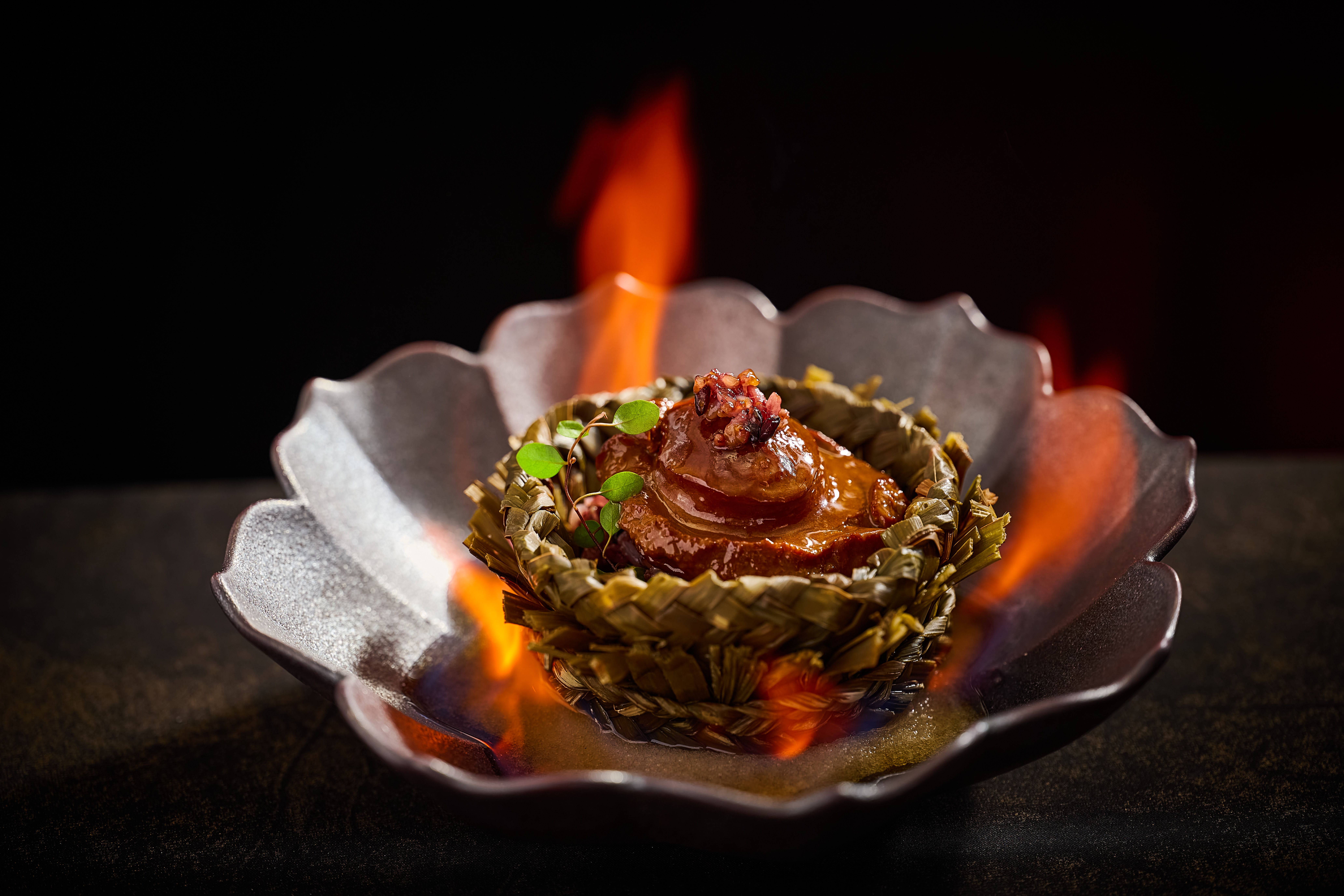 溏心鲍鱼配蒲包八宝饭